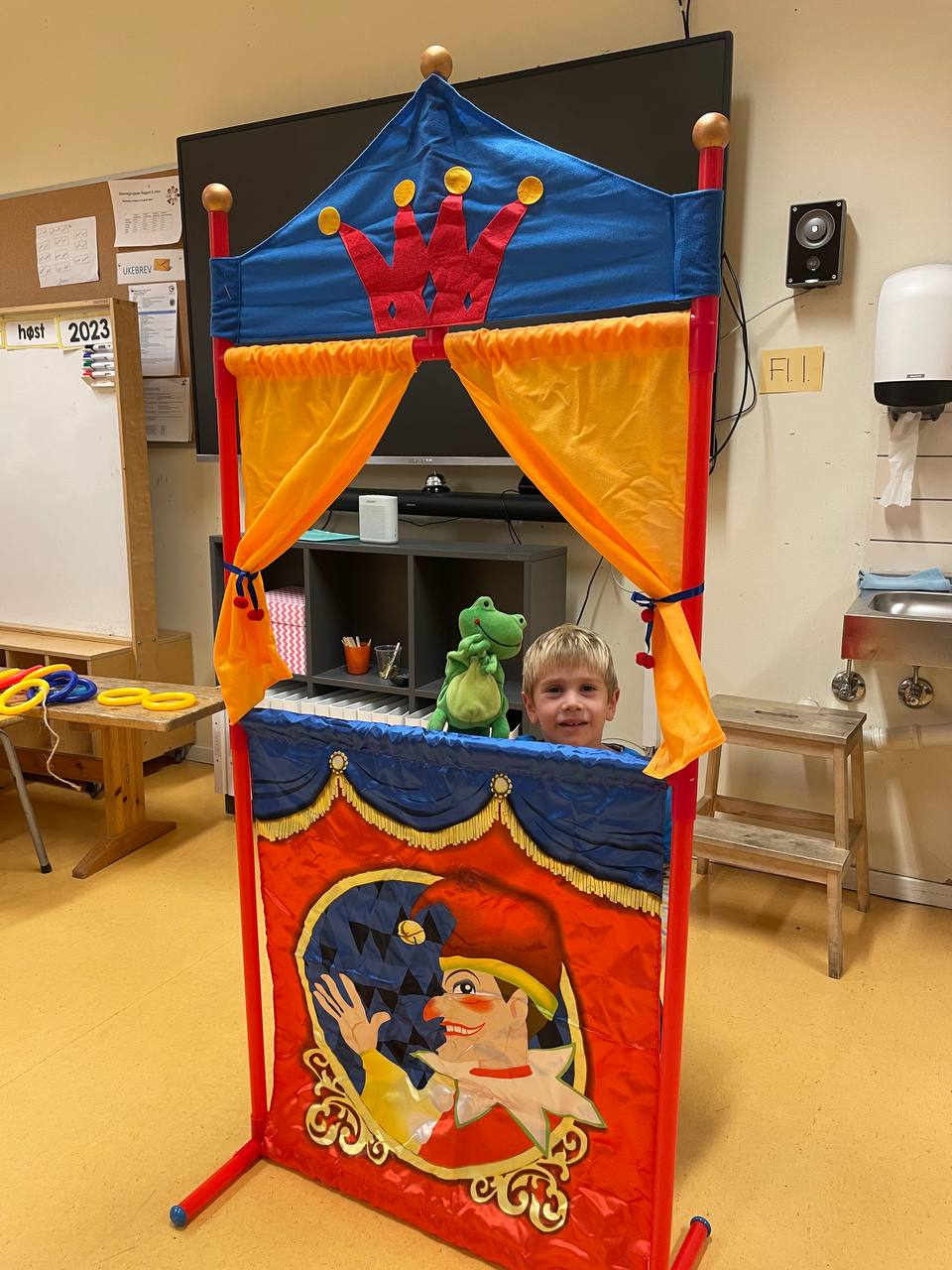 Играем в кукольный театр с малышами